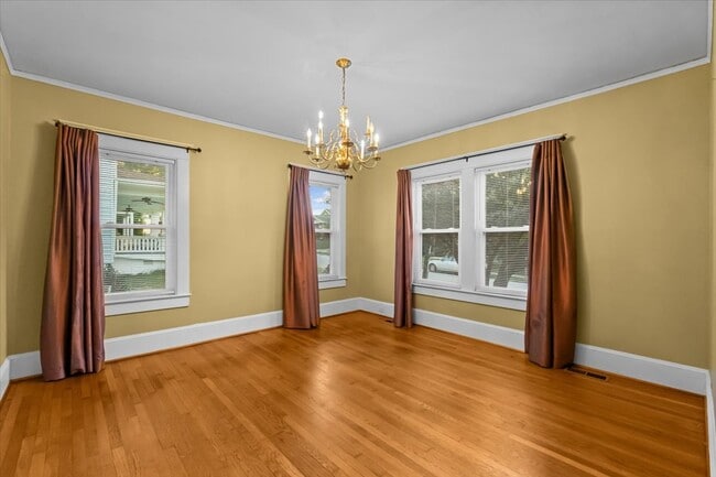 Building Photo - 707 Mayflower Dr