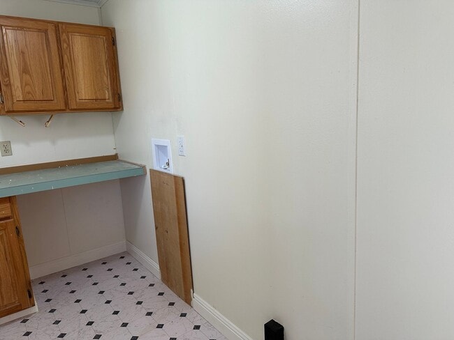 Building Photo - Peaceful Country Living on 2 Fenced Acres