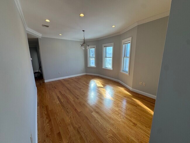 Building Photo - 7 Wave Ave