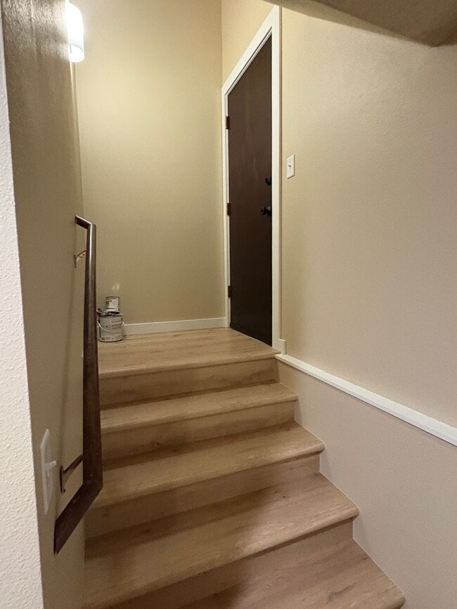 Building Photo - 2 Bed 2 bath off Durston Rd- Brand New Flo...