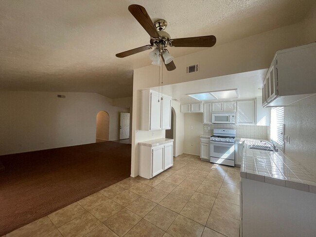 Building Photo - Hesperia-Refurbished- 3 Bedrooms, 2 Bathrooms + Den or Office, Large Property