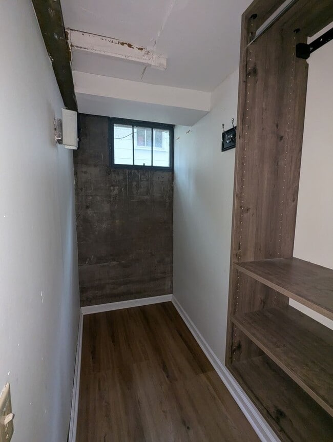 Building Photo - Cozy Studio Apartment in the Heart of Shorewood Hills
