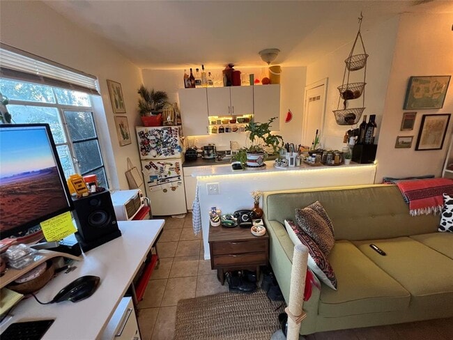 Building Photo - 3318 Hemlock Ave