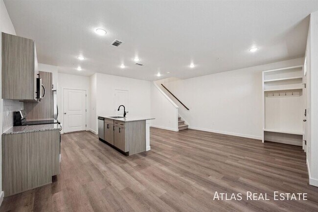 Building Photo - 629 Leland Aly