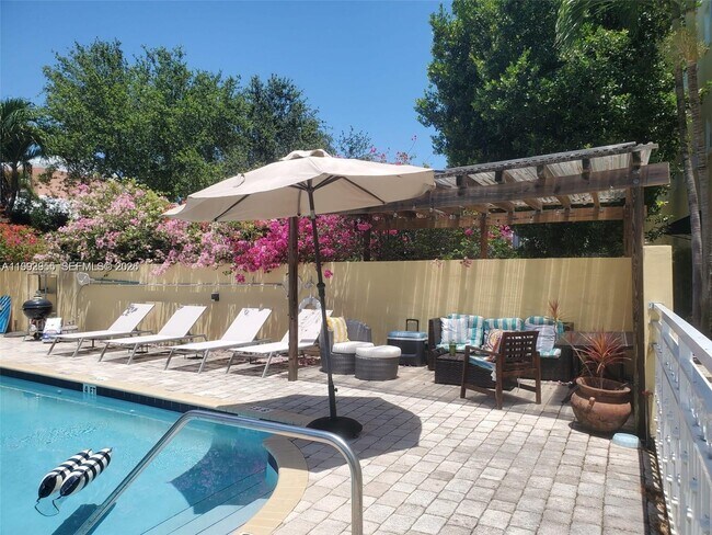 Building Photo - 4812 Pine Tree Dr