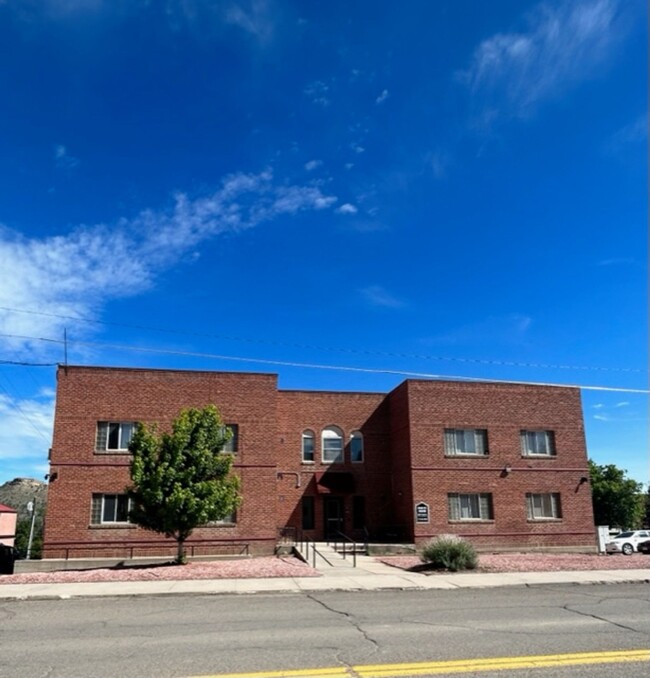 Building Photo - Lovely Art Deco style building