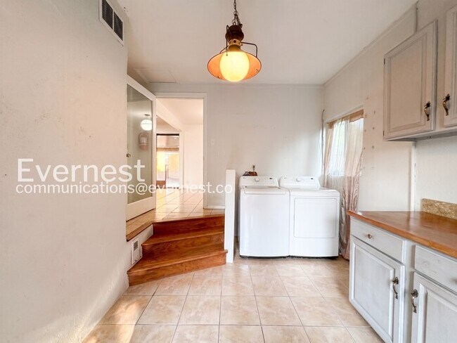 Building Photo - 4-Bed/2-Bath House Charming Home with Fenced Yard/ Available Now!