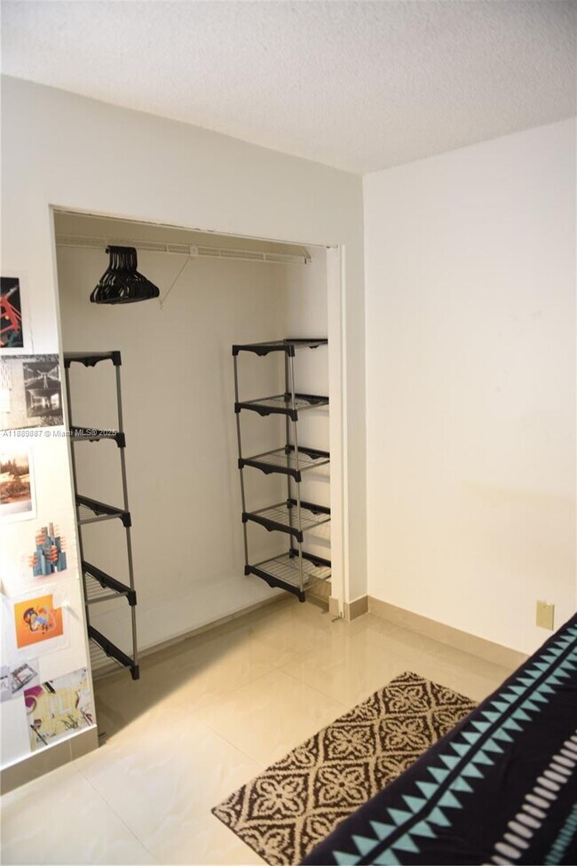 Building Photo - 325 W Laurel Dr