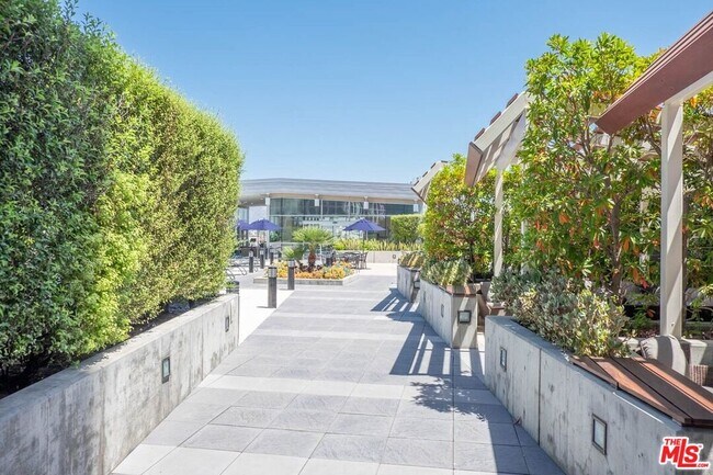 Building Photo - 3785 Wilshire Blvd