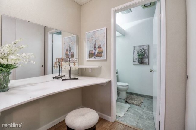 Building Photo - 37000 Meadowbrook Common