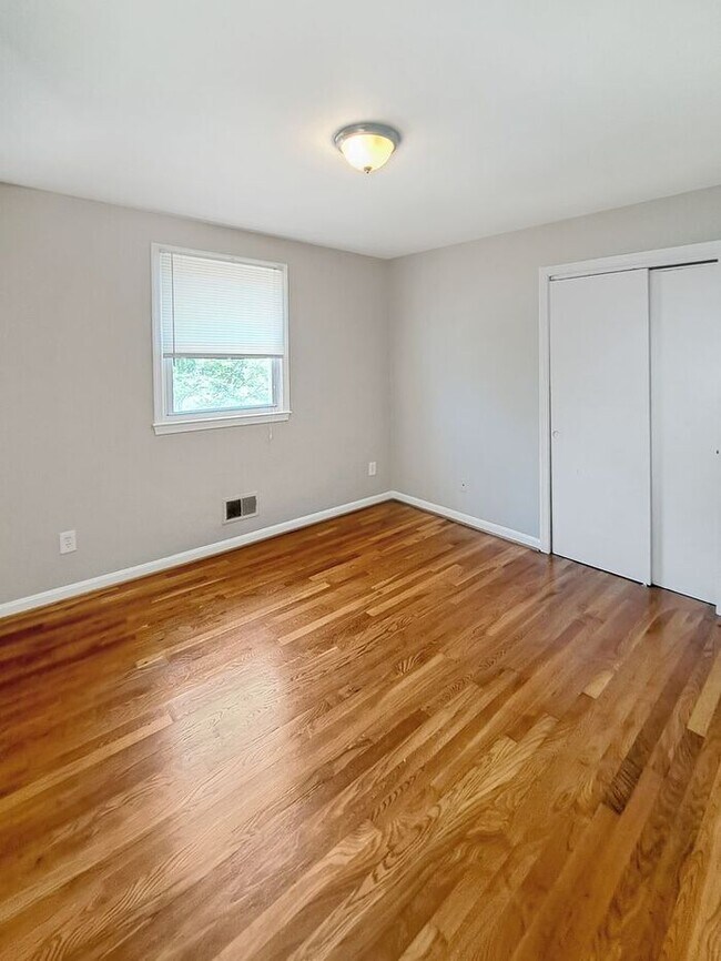 Building Photo - Coming Soon! Attractive Mid Century Modern...