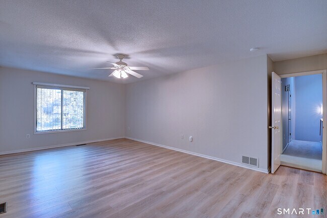 Building Photo - 4 Stonington Ct