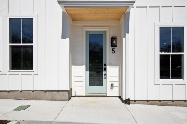 Building Photo - 341 Archwood Dr