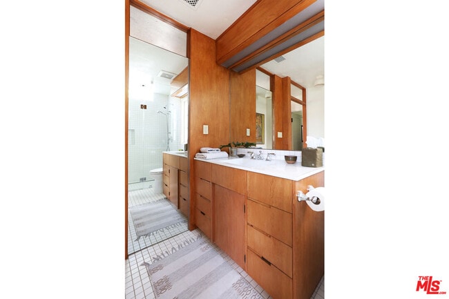 Building Photo - 1811 Edgecliffe Dr