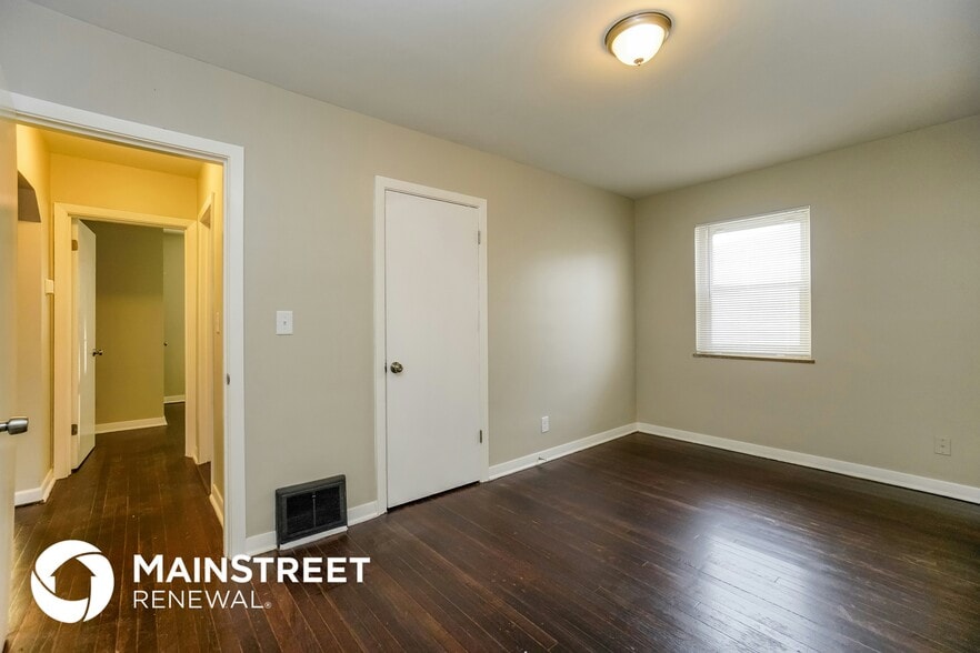 Building Photo - 1646 Oakwood Ave