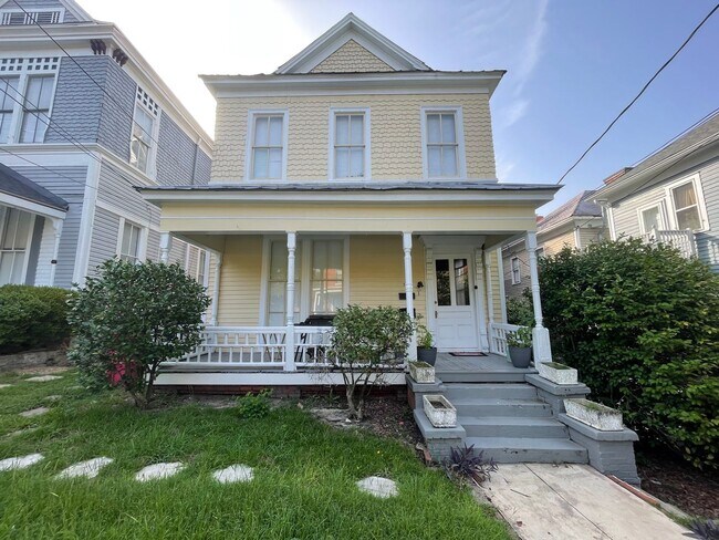 Building Photo - 384 Spring St