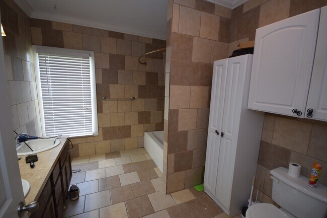 Building Photo - 4 Bed 2 Bath Home Centrally Located!