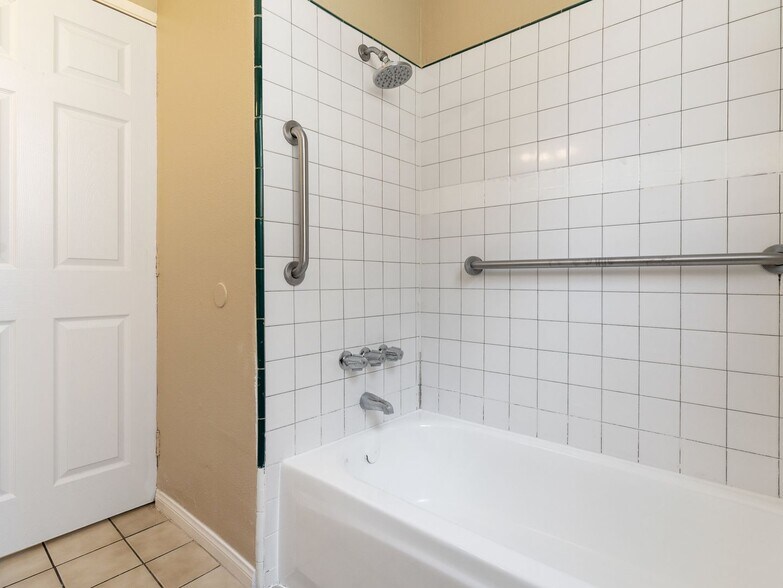 Building Photo - 1050 Gaviota Ave