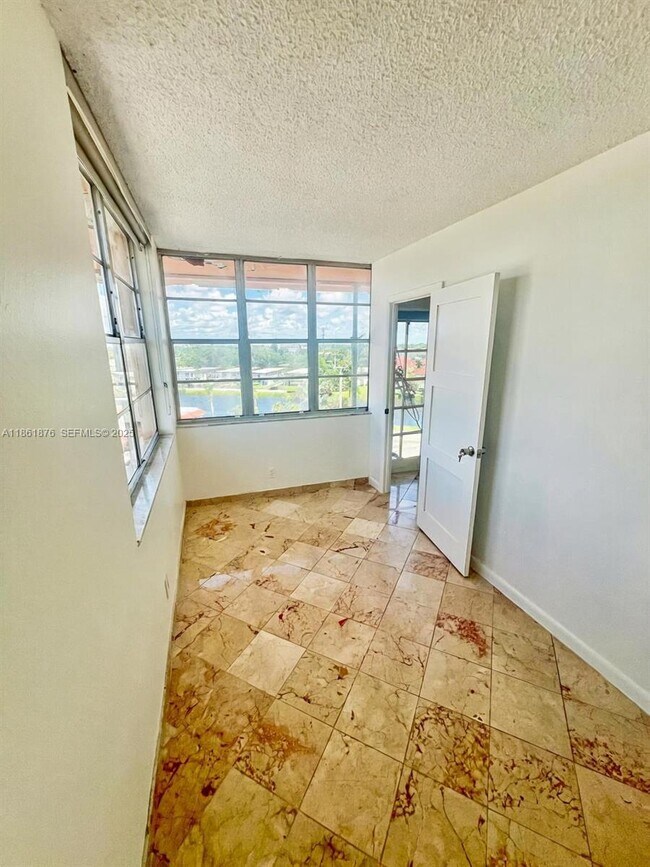 Building Photo - 2025 NE 164th St