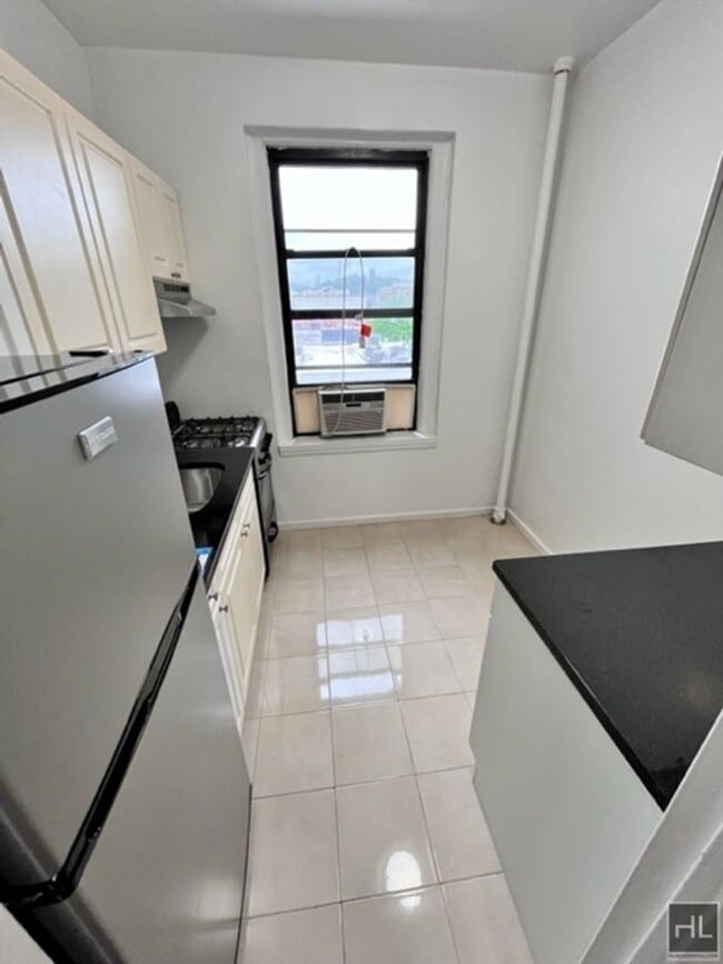 Building Photo - 4960 Broadway