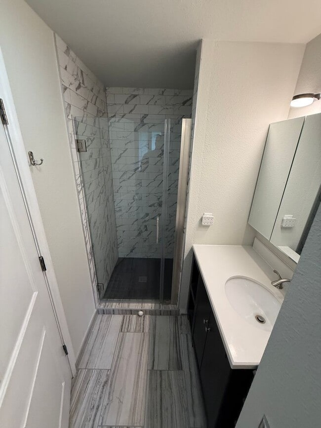 Building Photo - Tastefully Updated Kingsgate home!