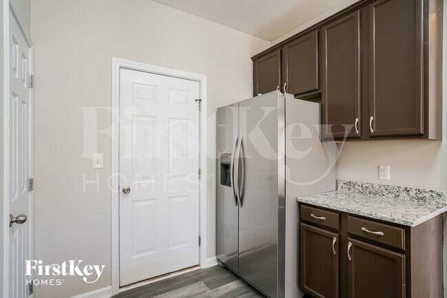Building Photo - 8163 Willowglen Dr