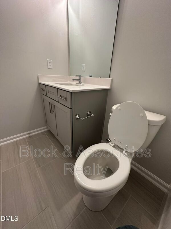 Building Photo - 608 Gimari Dr