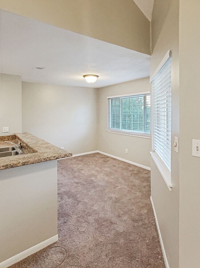 Building Photo - Charming 2BR/2BA Townhouse-Style Condo Nea...