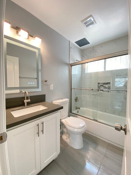 Building Photo - 4015 W Adams Blvd