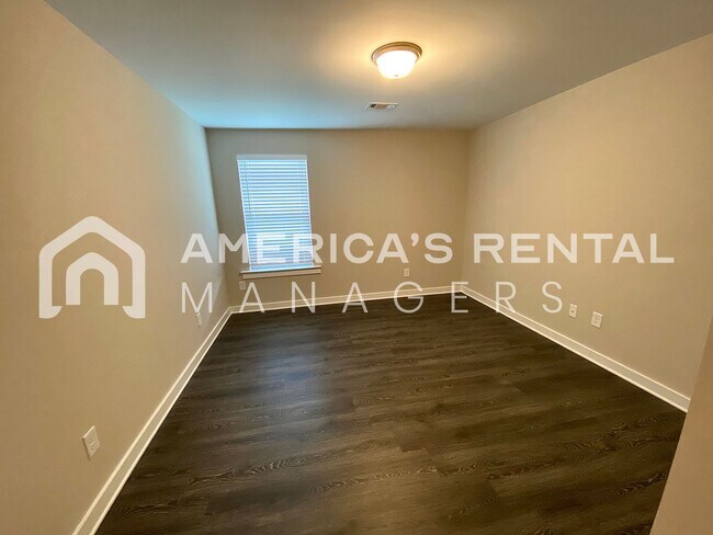 Building Photo - Home in Brookwood... Available now!!