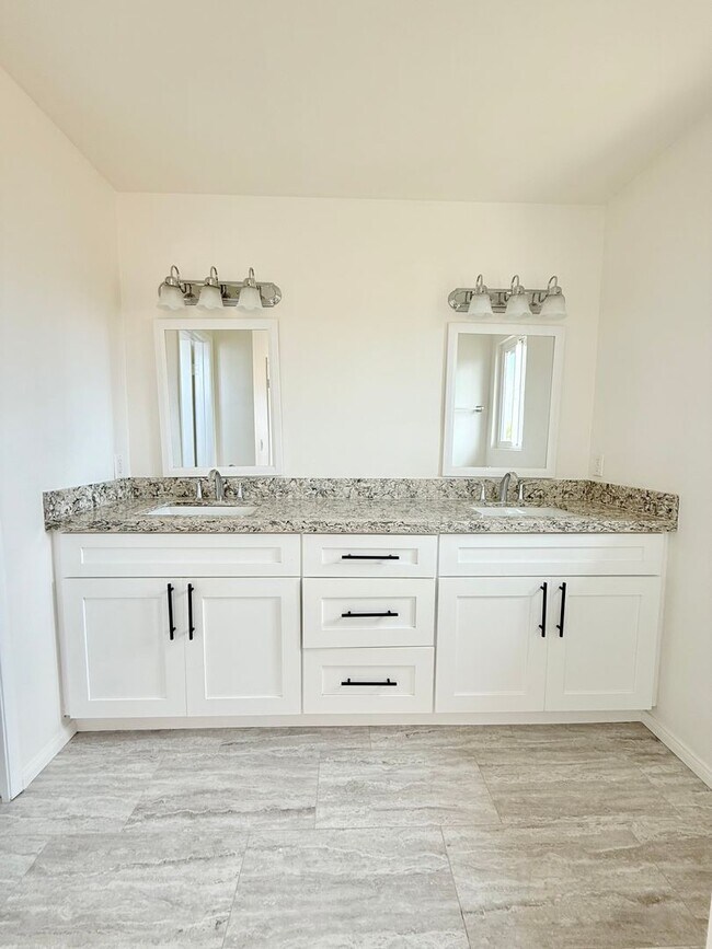 Building Photo - 3Bed/3Bath House Plus Office in South Torr...