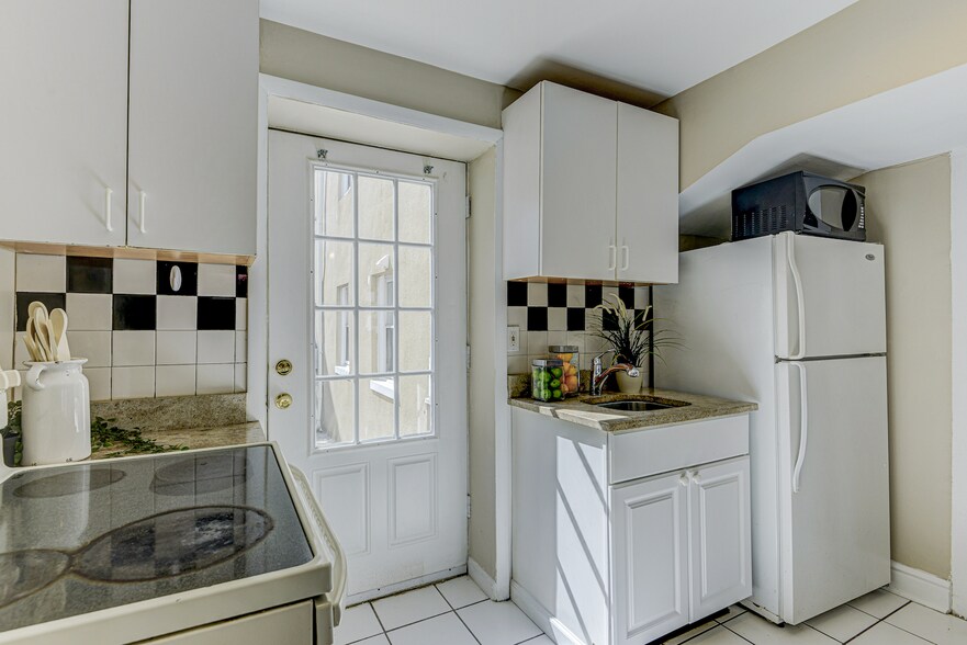 Building Photo - 1736 Light St