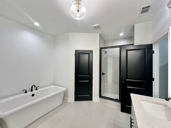 Building Photo - Available Now! Luxurious 3 Bedroom 2 Bath ...