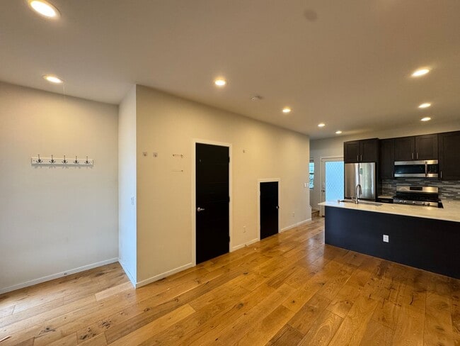 Building Photo - Modern 2018 Townhome with Rooftop Deck Nea...