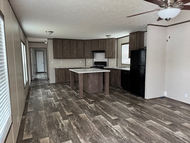 Building Photo - 573 Banjo Way