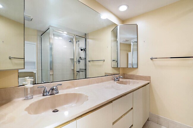 Building Photo - 2876 Waterford Dr S