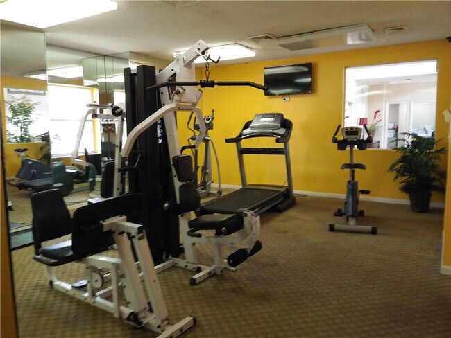 Building Photo - 9799 Westview Dr