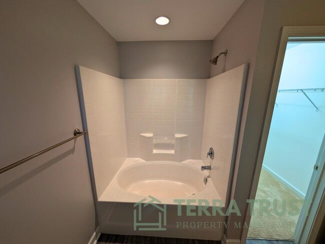 Building Photo - 806 Grace Ave