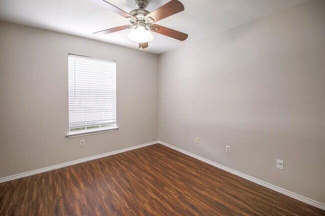 Building Photo - 1806 Oakmont Ln