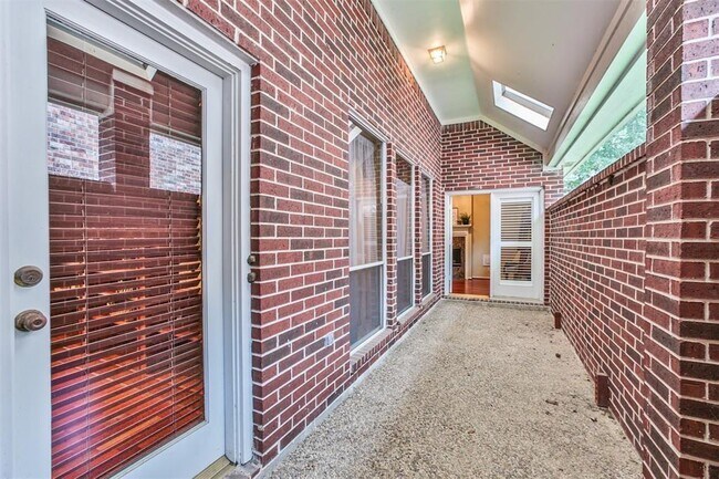 Building Photo - 16 Kelliwood Ct Cir