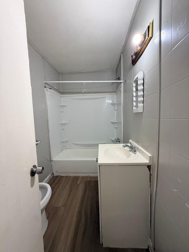 Building Photo - For Rent – 3 Bedroom / 1 Bathroom Home