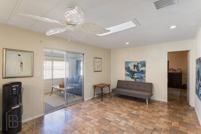 Building Photo - 55+ Senior Community~ 2 bed/2 bath with Am...