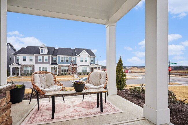 Building Photo - 3BR Like-New End-Unit Townhome – Wendell Falls