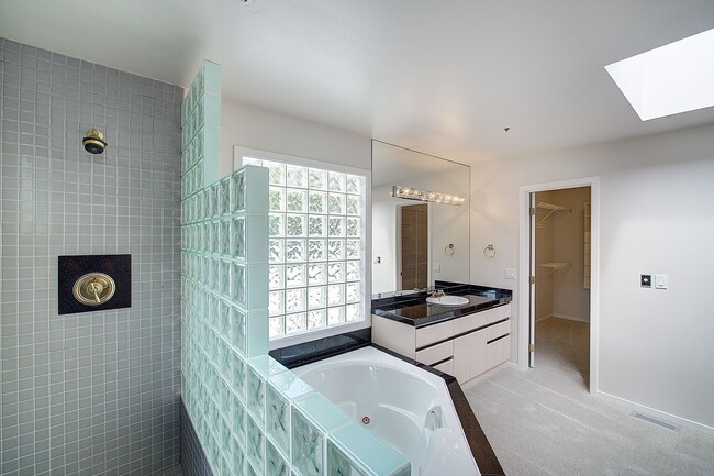 Building Photo - 4bd/3.5ba Mercer Island Home