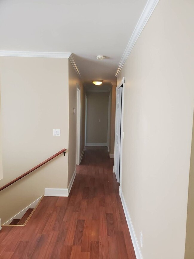 Building Photo - Gorgeous Split Foyer Close to Post!