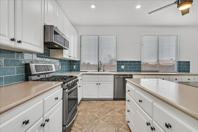Building Photo - Desirable 4 Bedroom Home with Pool near Summerlin!