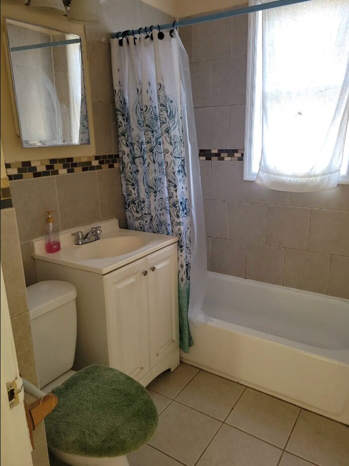 bathroom - 422 S 7th St