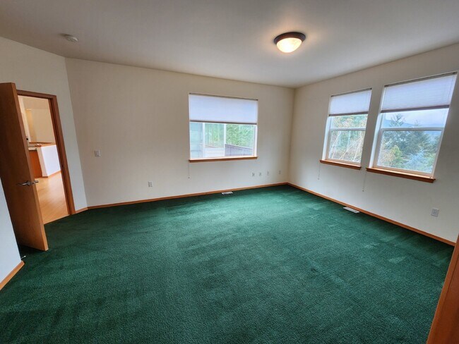 Building Photo - 3 bed 2.5 bath home on Bell Hill with grea...