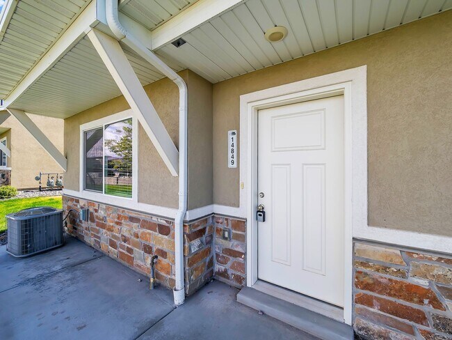 Building Photo - Herriman 3 Bedroom Townhouse Ready to be Called Home!