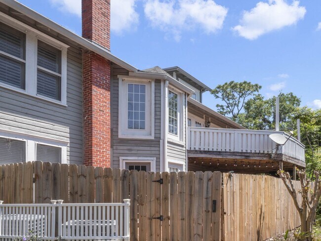 Building Photo - Charming 1/1 condo near Lake Virginia